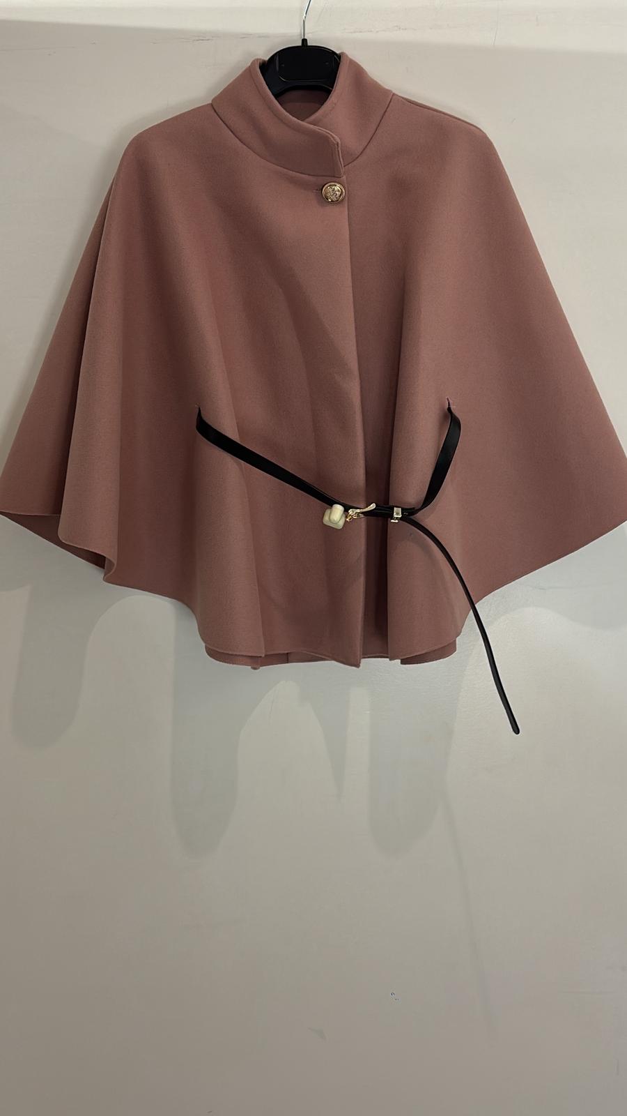 Cape structurée à bouton doré ceinture noire intégrée