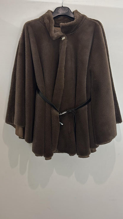 Cape en fausse fourrure col montant et ceinture noire