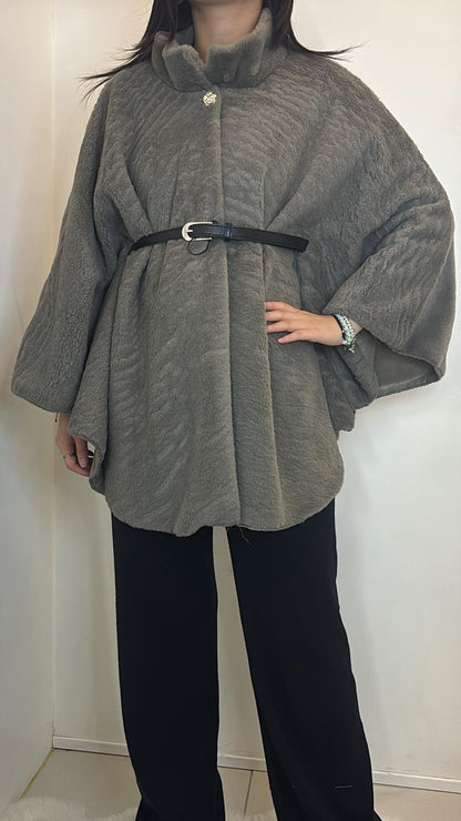 Cape en fausse fourrure col montant et ceinture noire
