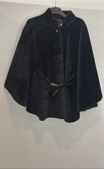 Cape en fausse fourrure col montant et ceinture noire