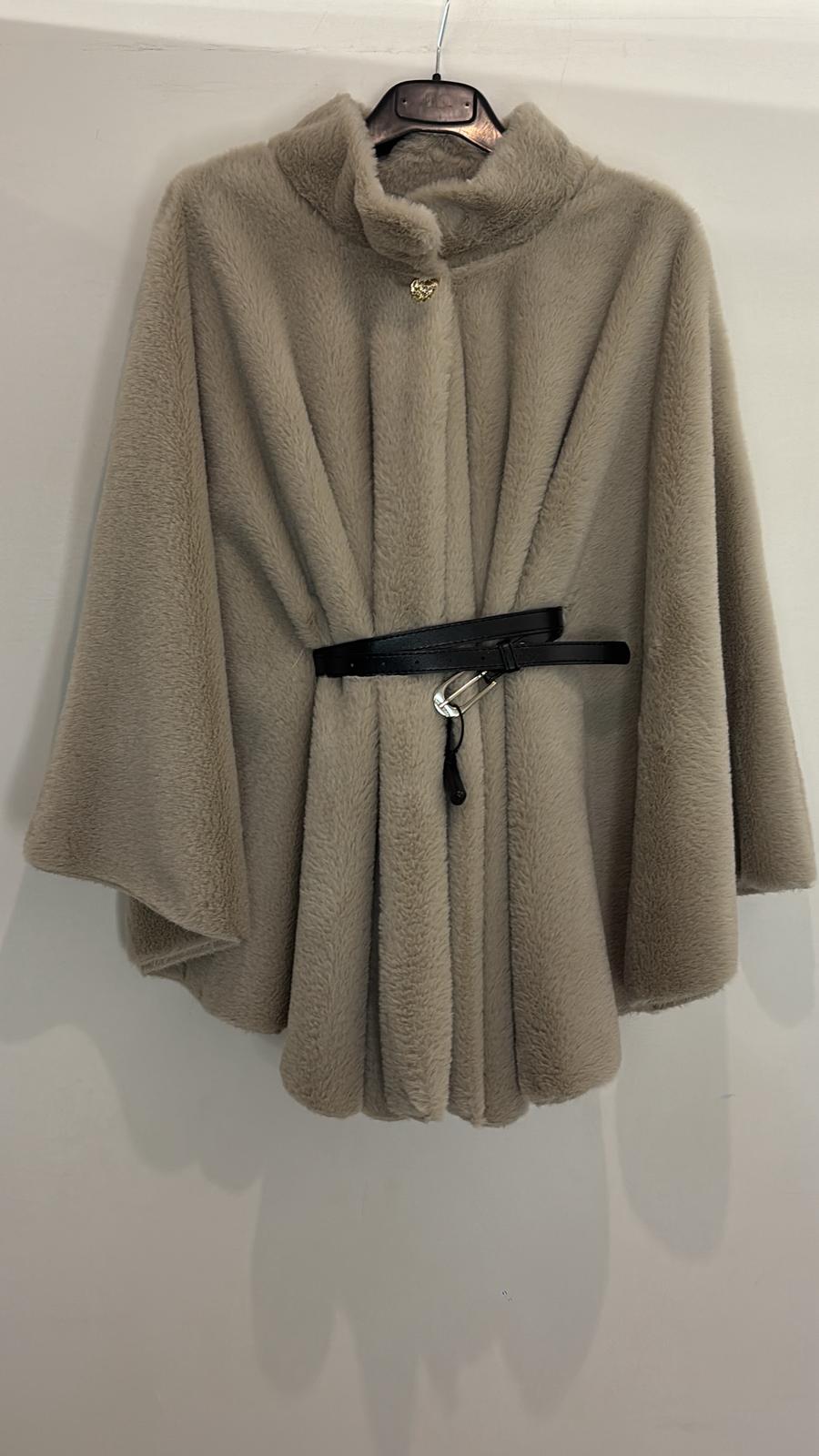 Cape en fausse fourrure col montant et ceinture noire