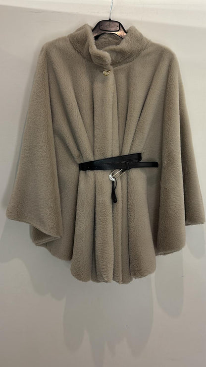 Cape en fausse fourrure col montant et ceinture noire