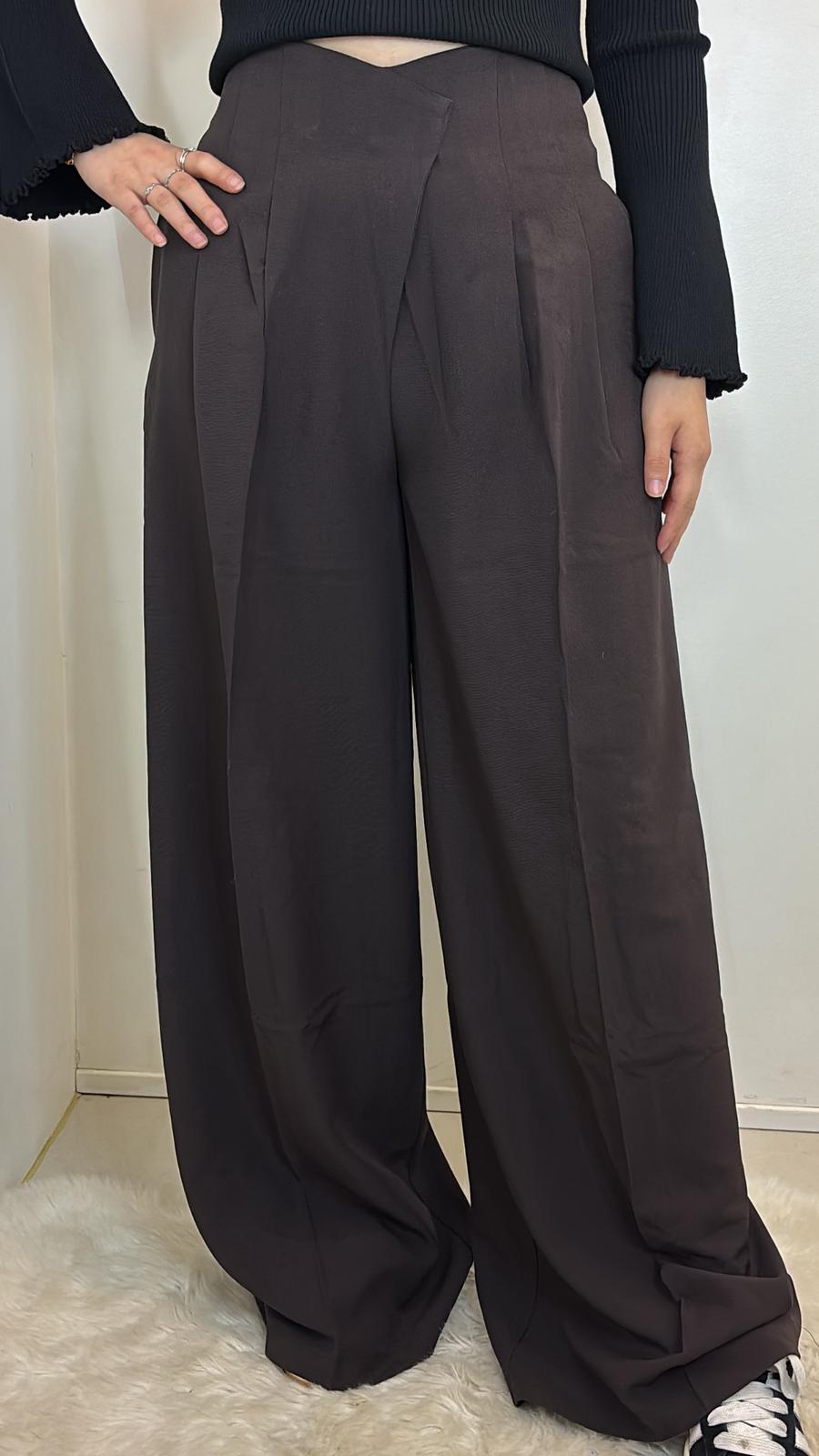 Pantalon large coupe fluide et taille travaillée à plis