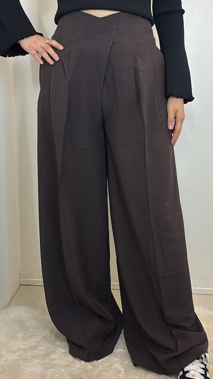 Pantalon large coupe fluide et taille travaillée à plis