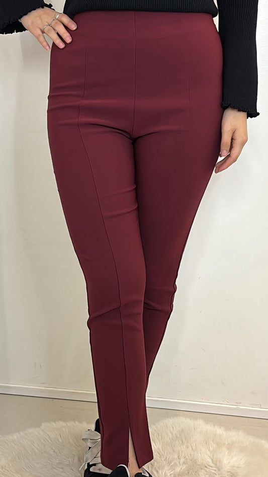 Pantalon avec coupe slim fendue avant