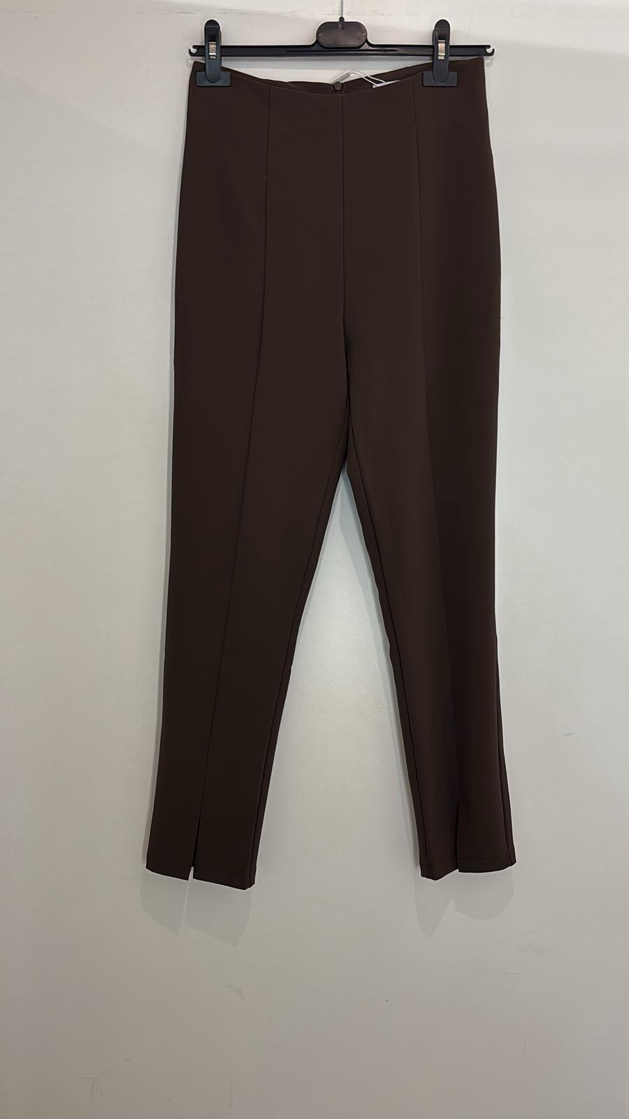 Pantalon avec coupe slim fendue avant