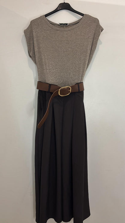 Robe longue plissée avec ceinture marron