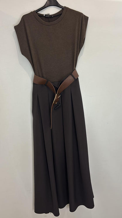 Robe longue plissée avec ceinture marron