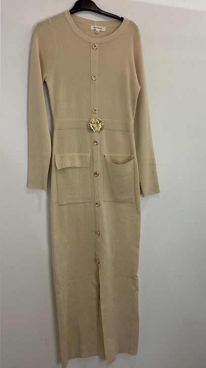 Robe avec boutons dorés & fente avant