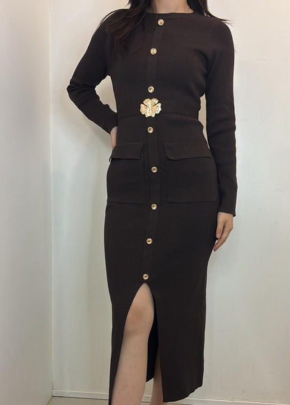 Robe avec boutons dorés & fente avant