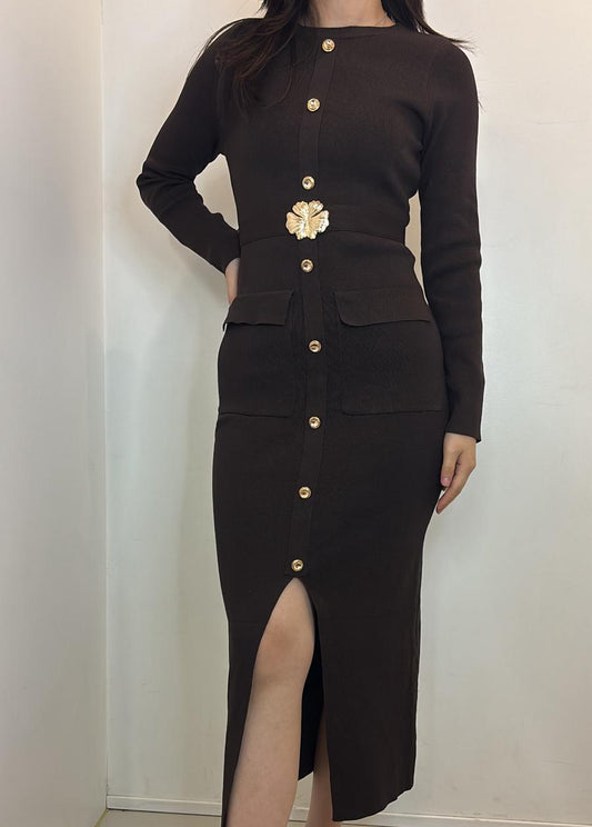 Robe avec boutons dorés & fente avant