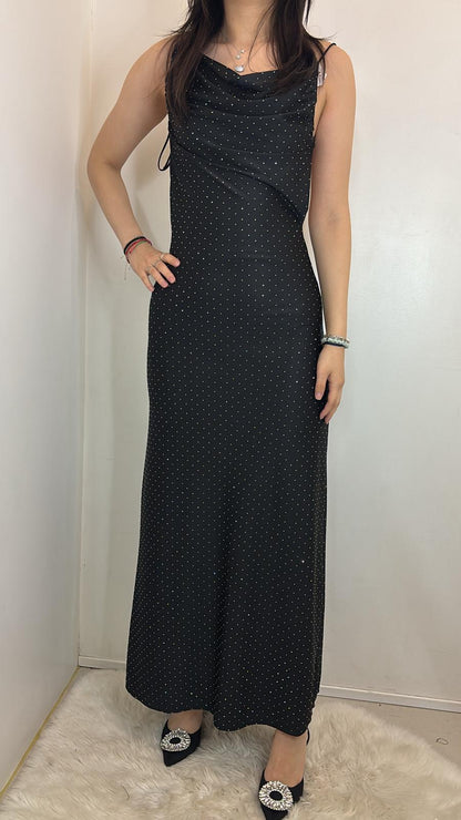 Robe satinée longue fluide à strass & encolure bénitier