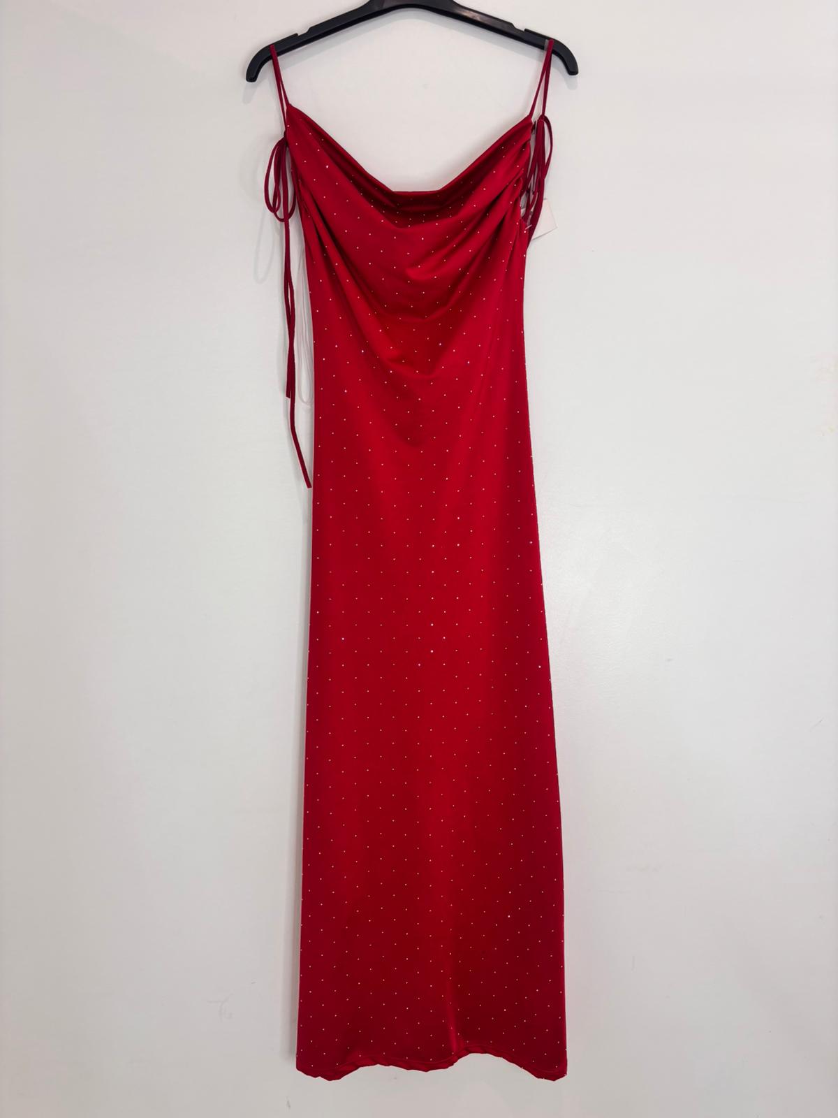 Robe satinée longue fluide à strass & encolure bénitier