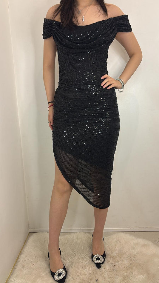 Robe asymétrique sequins scintillants & épaules dégagées