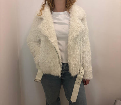 Veste en fausse fourrure à col large coupe courte & détails ceinturés