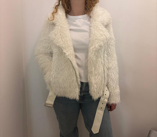 Veste en fausse fourrure à col large coupe courte & détails ceinturés