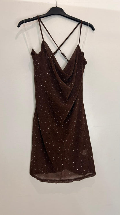 Robe courte scintillante à fines bretelles décolleté drapé