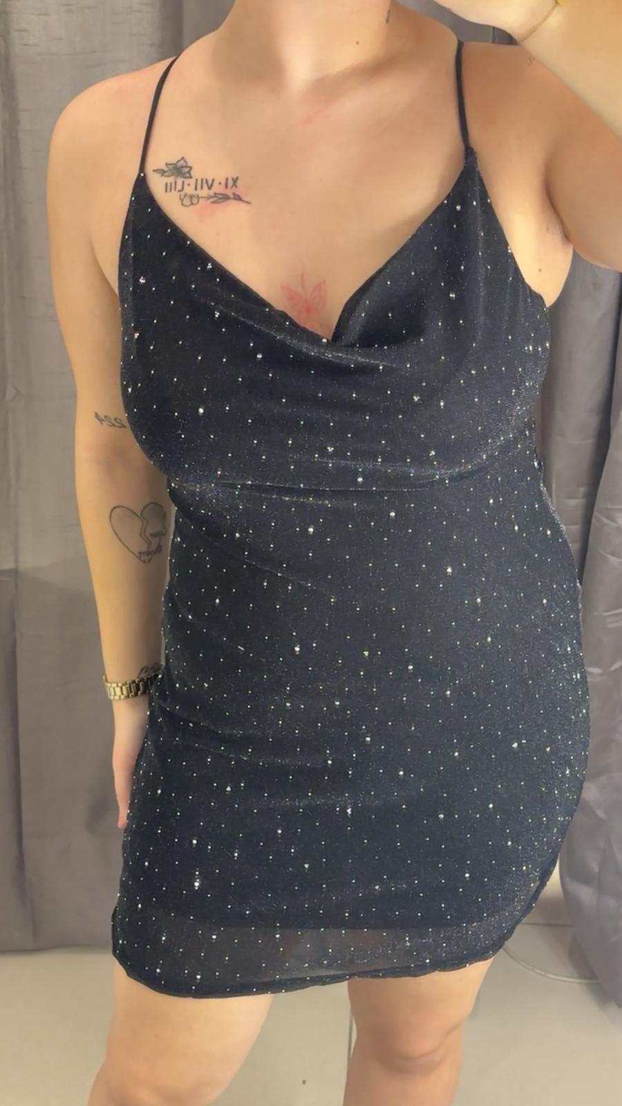 Robe courte scintillante à fines bretelles décolleté drapé