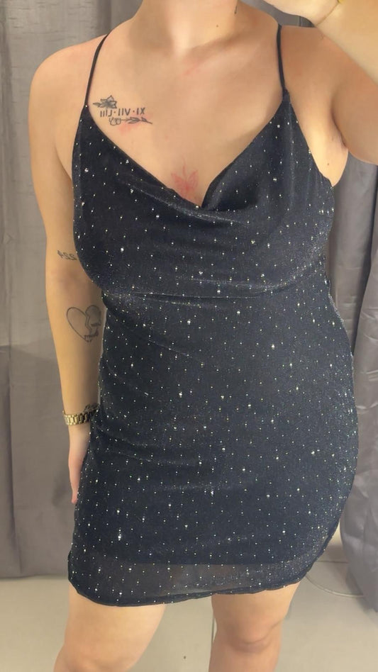 Robe courte scintillante à fines bretelles décolleté drapé
