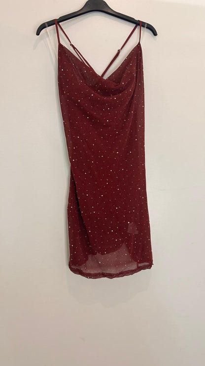 Robe courte scintillante à fines bretelles décolleté drapé