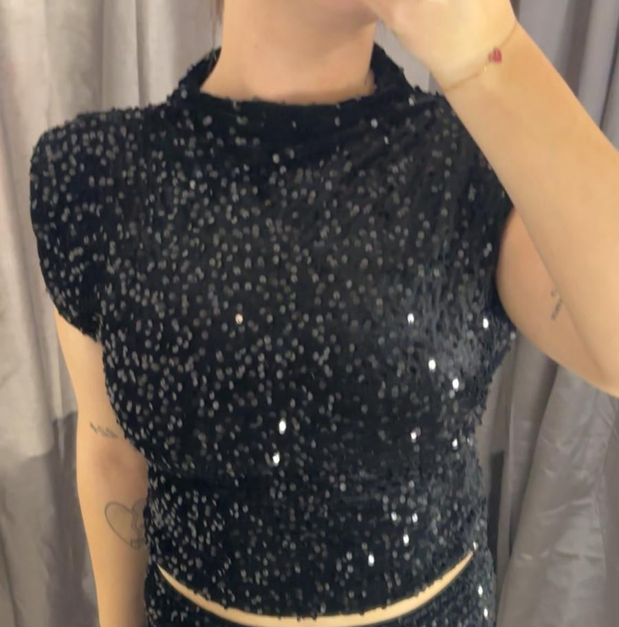 Haut à sequins col montant coupe ajustée & brillance intégrale