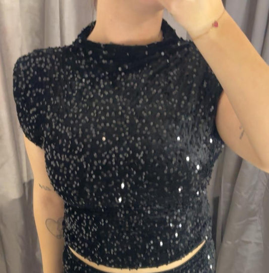 Haut à sequins col montant coupe ajustée & brillance intégrale