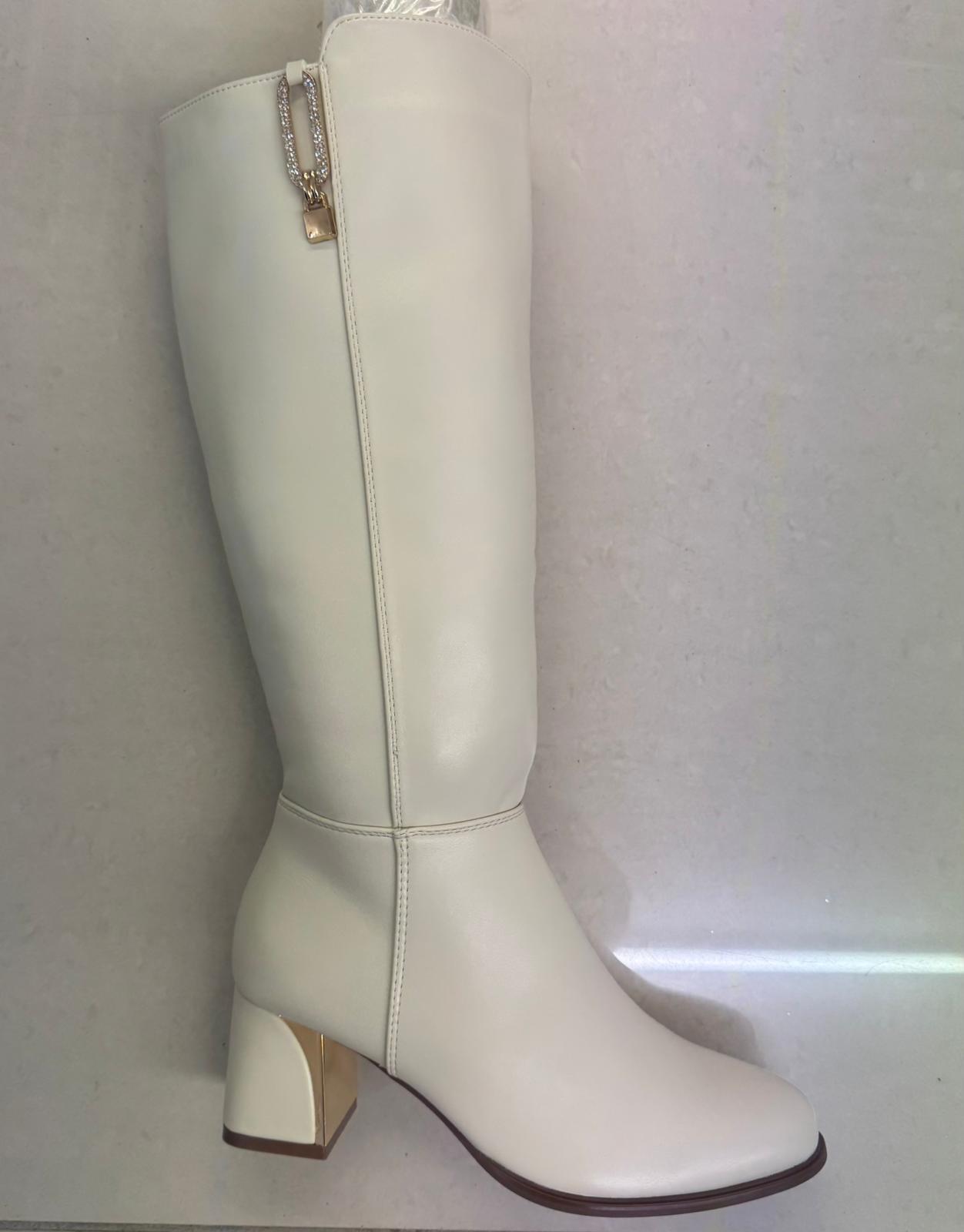 Bottes blanches ivoire à talon doré finition et détail bijoux