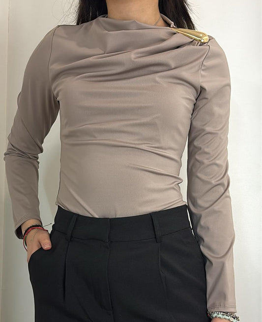 Body drapé avec ornement doré