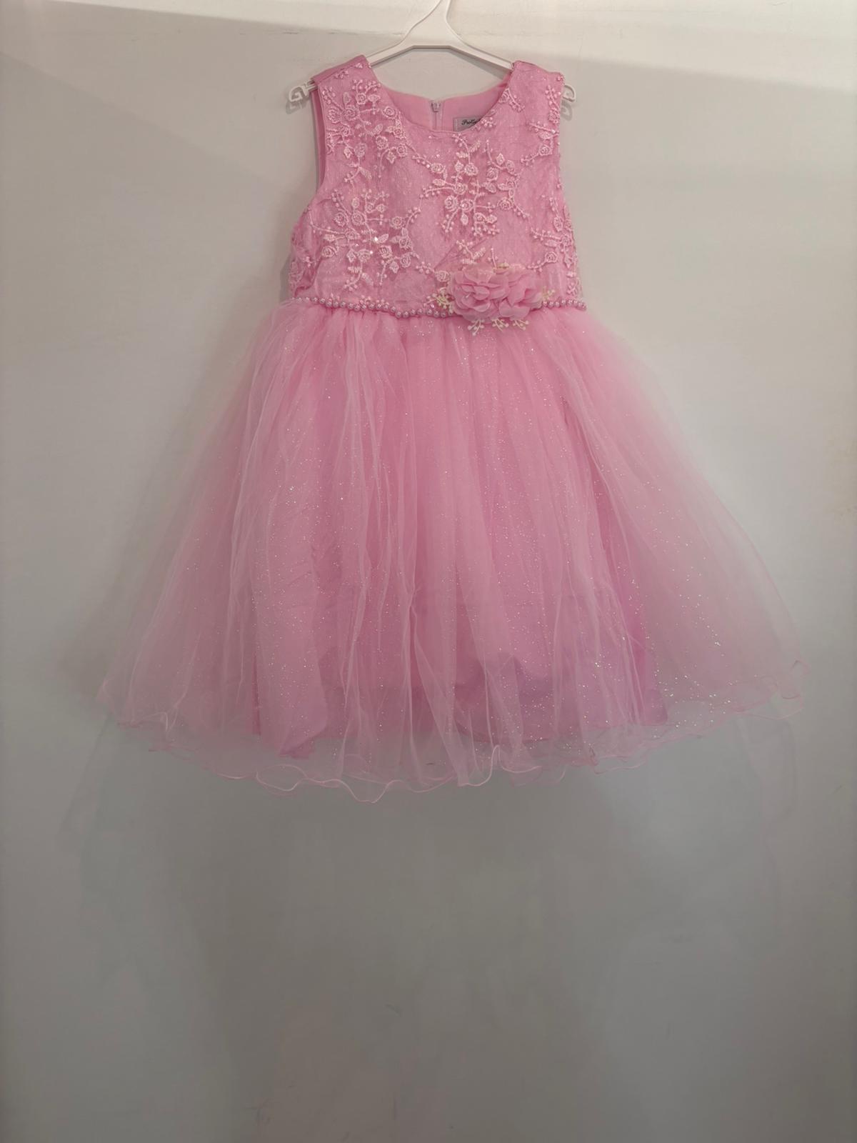 Robe en tulle avec fleur & détails brillants