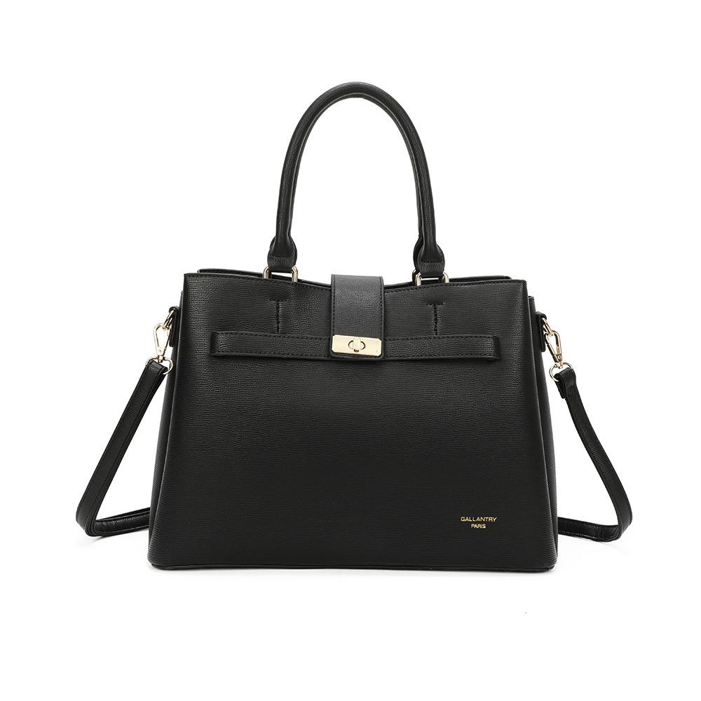 Sac noir classique à structure droite porté main ou bandoulière