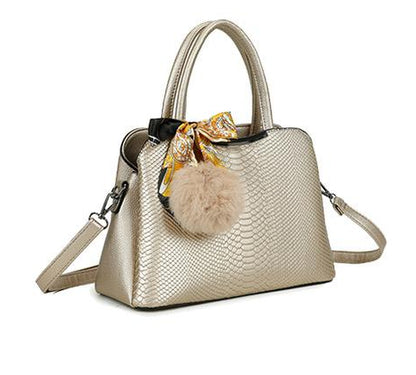 Sac à main texturé avec foulard et pompon porté main & bandoulière