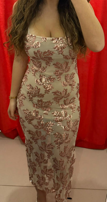 Robe en tulle brodé à sequins coupe ajustée