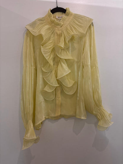 Blouse satinée à volants et col montant
