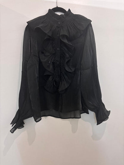 Blouse satinée à volants et col montant