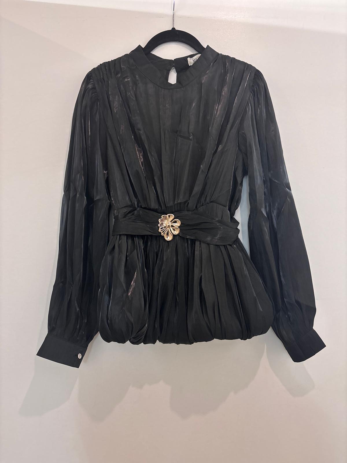 Haut satiné ceinturé à manches bouffantes et col rond