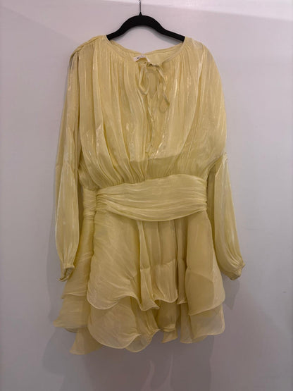 Robe satinée fluide à taille ceinturée et volants aériens