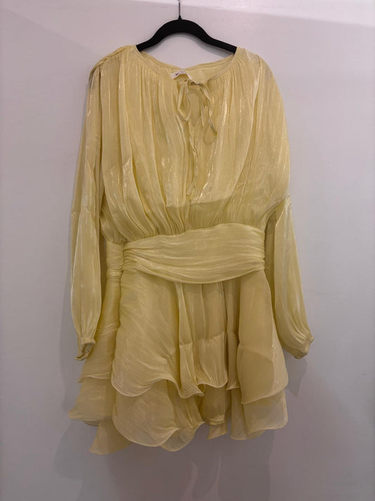 Robe satinée fluide à taille ceinturée et volants aériens