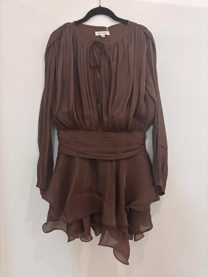 Robe satinée fluide à taille ceinturée et volants aériens