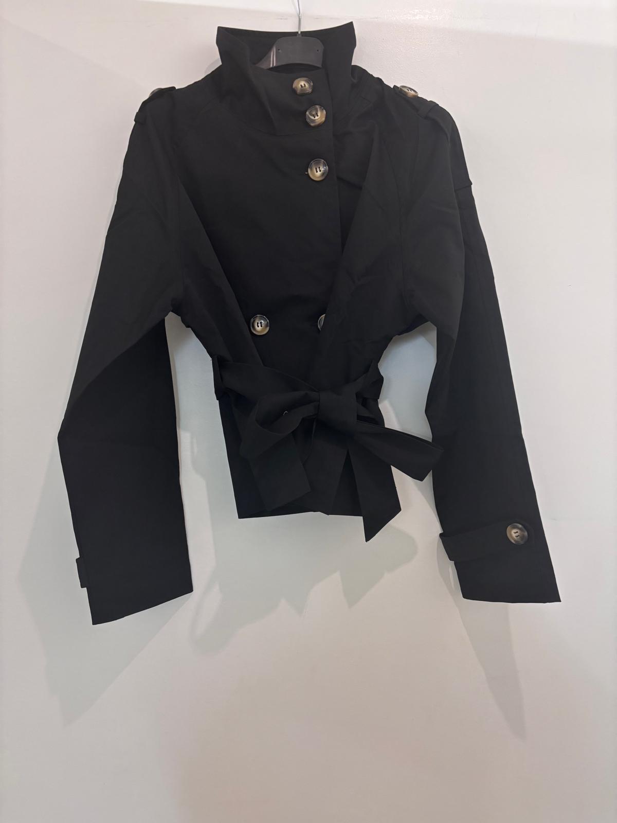 Veste courte ceinturée à col montant style trench