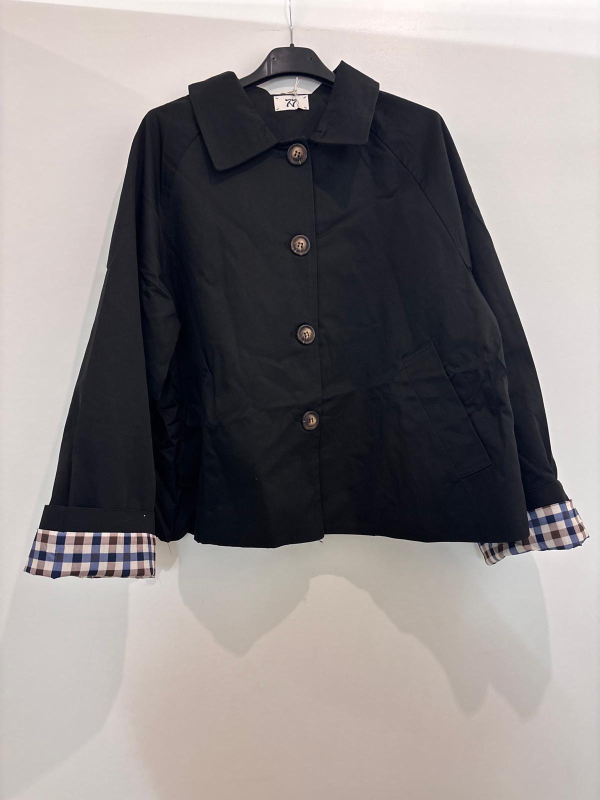 Veste courte style trench à boutons