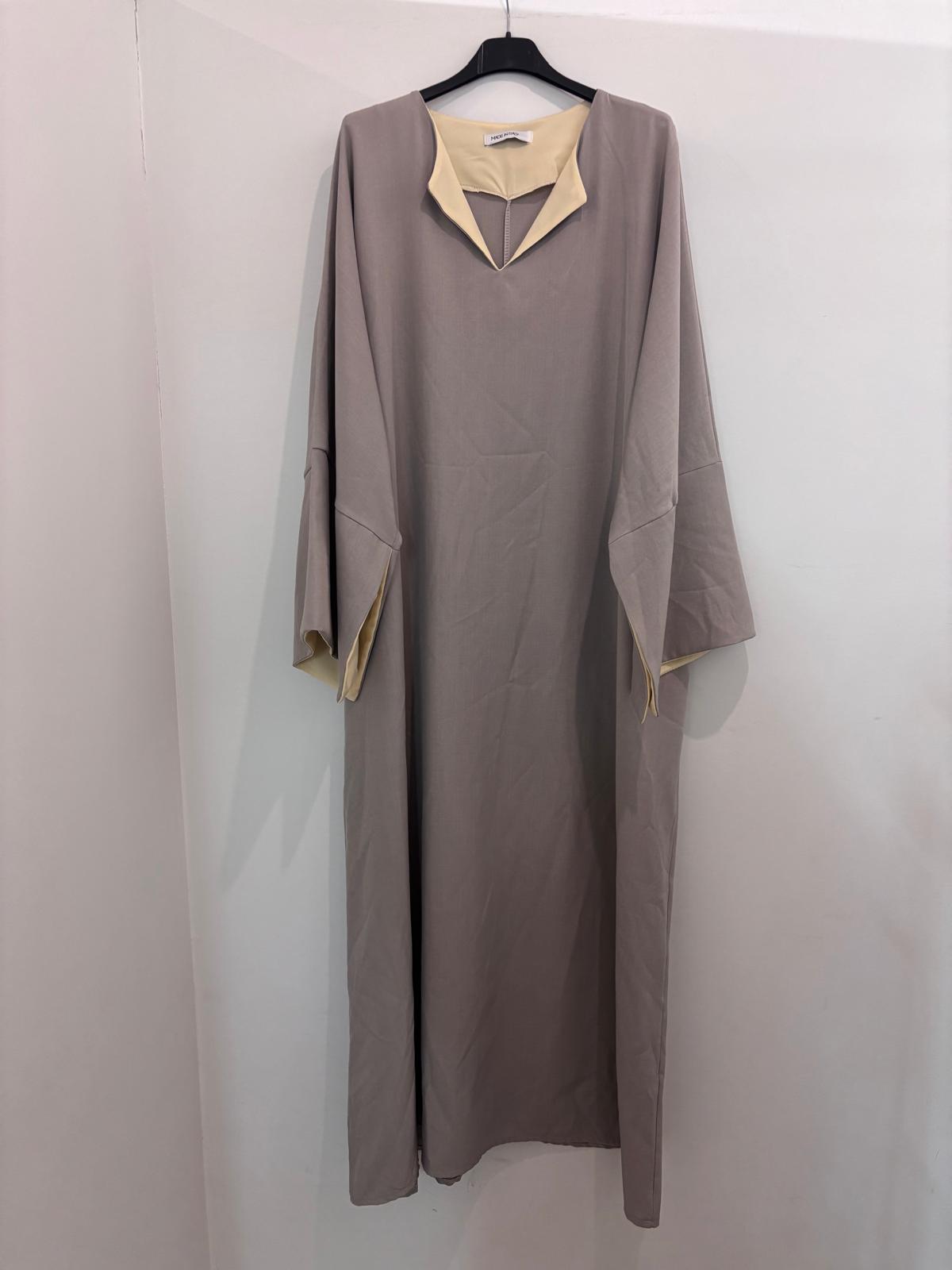 Robe longue fluide à col contrasté
