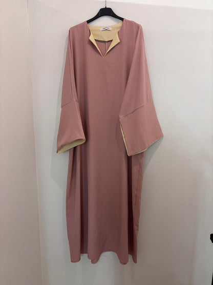 Robe longue fluide à col contrasté