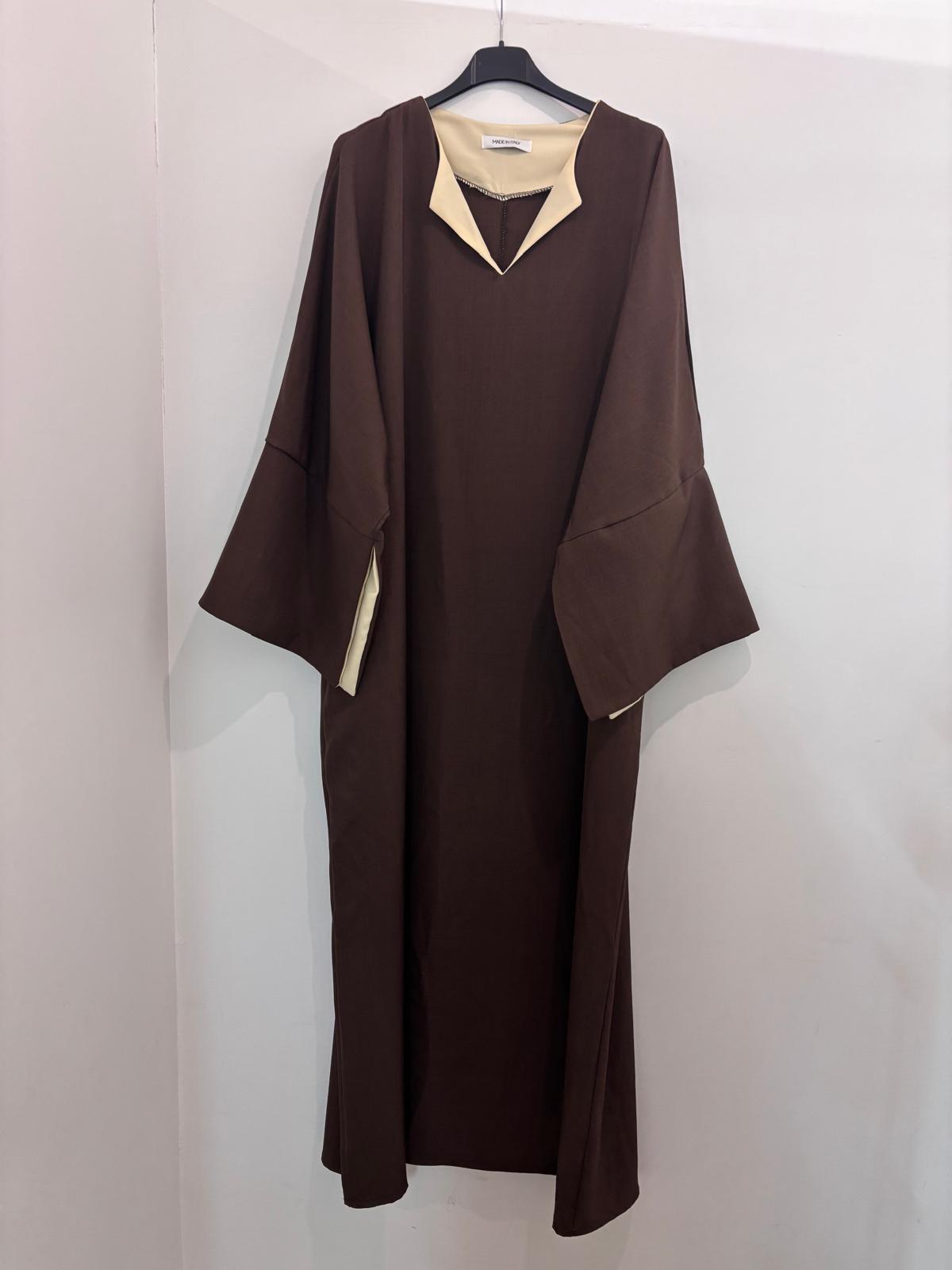 Robe longue fluide à col contrasté