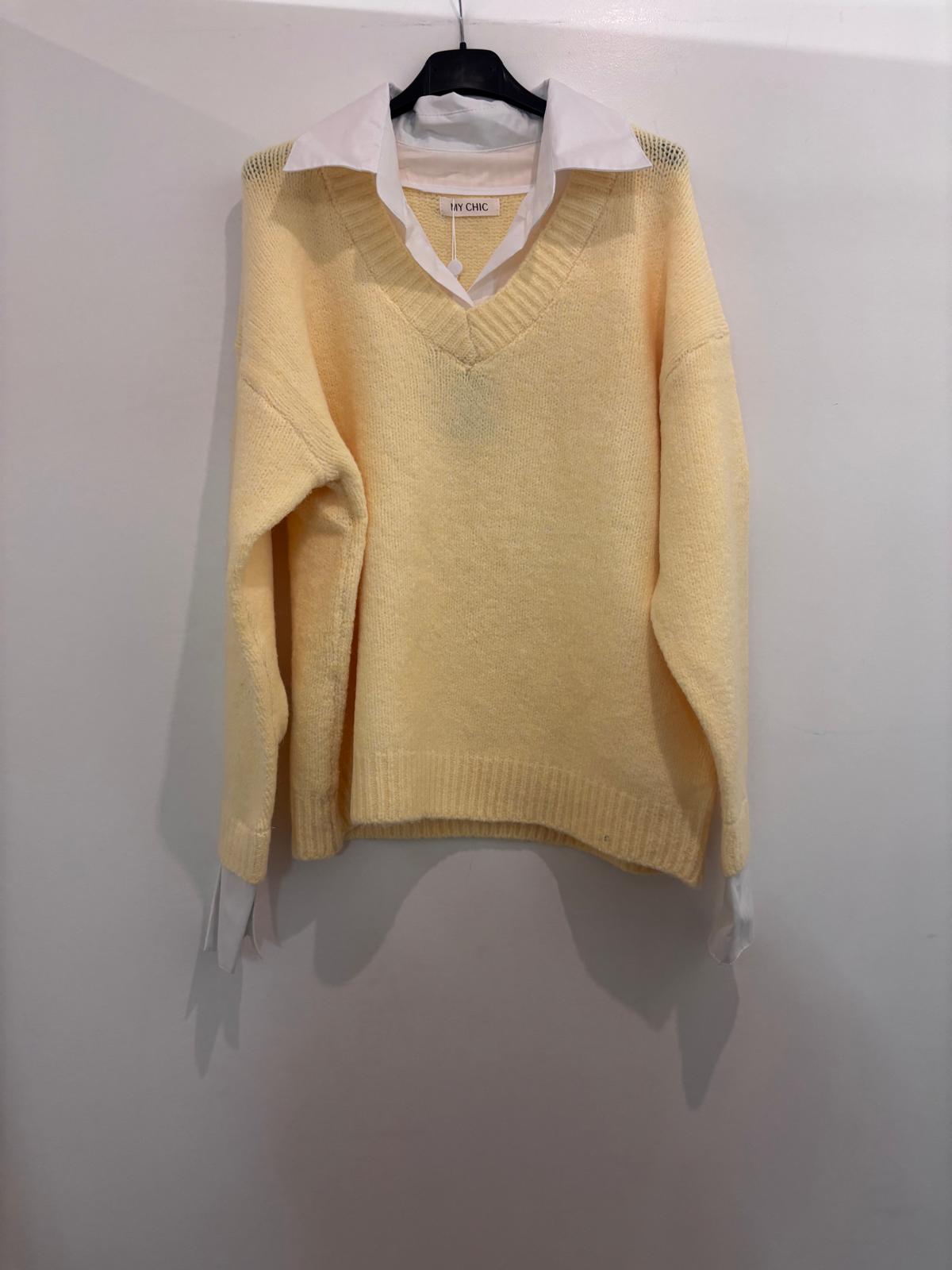 Pull en maille avec col V avec chemise blanche intégrée