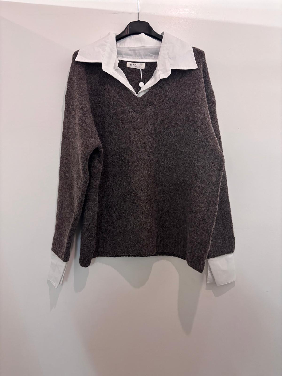 Pull en maille avec col V avec chemise blanche intégrée