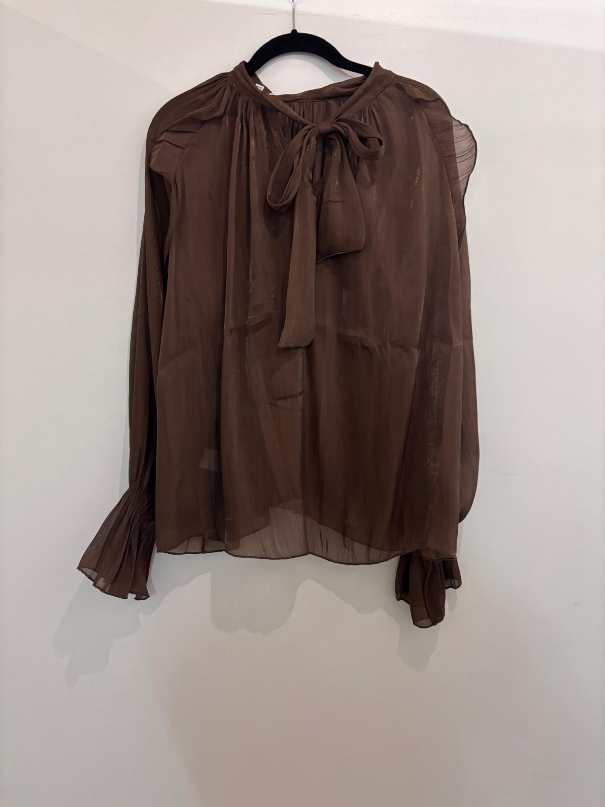 Blouse fluide transparente à col froncé et nœud au dos