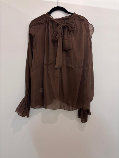 Blouse fluide transparente à col froncé et nœud au dos
