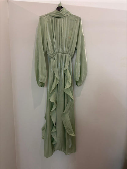 Robe longue fluide au fini satiné ceinturée à la taille avec détails volantés délicats