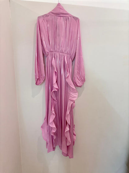 Robe longue fluide au fini satiné ceinturée à la taille avec détails volantés délicats