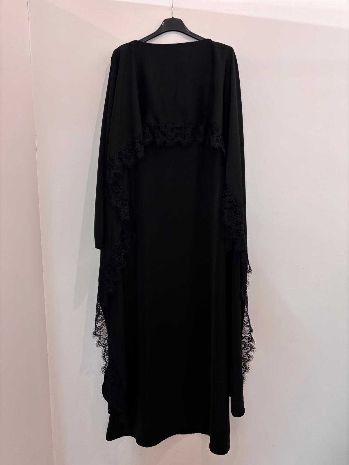 Abaya longue fluide avec délicats détails en dentelle